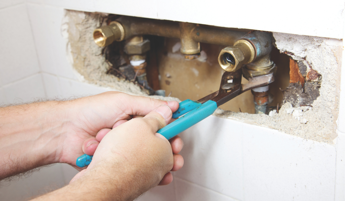 Asbestos awareness for plumbers booklet front cover image