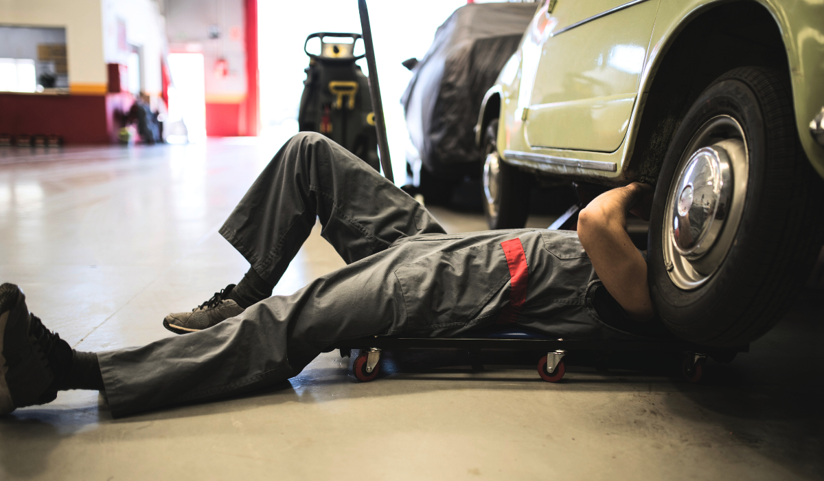 Asbestos awareness for the automotive industry and historic vehicle enthusiasts booklet front cover image