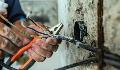 Asbestos awareness for electricians booklet front cover image